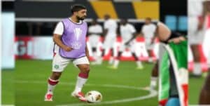 pherai 1 Een bijzonder Bundesliga-record voor Surinaams international Immanuël Pherai. De 24-jarige middenvelder van Hamburger SV stond amper twee minuten binnen de lijnen, toen hij zowel zijn eerste als tweede gele kaart pakte. De snelste geel-rode kaart ooit in de Duitse competitie.