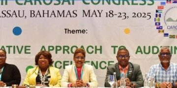 Van links naar rechts the Executive Council van CAROSAI, bestaande uit: Voorzitters van de rekenkamers van St. Lucia (Vice-Voorzitter CAROSAI 2025-2028), Bahamas (Voorzitter CAROSAI 2025-2028), Jamaica (Secretary General CAROSAI 2025-2028), St. Maarten en Belize (en uiterst rechts), Suriname (CAROSAI’s vertegenwoordiger in the Governing Board van INTOSAI).