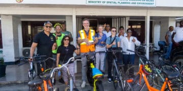 2025.07.10 Fietstocht Nederlandse Ambassadeur minEzoti en minROM 27 Met een gezamenlijke fietstocht gaven minister Marciano Dasai van Ruimtelijke Ordening en de Nederlandse ambassadeur Walter Oostelbos gisteren het startsein voor een bredere bewustwordingscampagne rond fietsen in Suriname. De twee zijn voorstanders van meer beweging, betere fietsinfrastructuur en bewustwording rondom duurzaam vervoer.