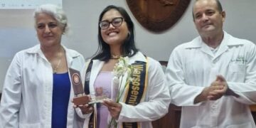 2025.07.28 BIS 02 Amb Cuba Afgestudeerden Geneeskunde e1753729774509 Vier Surinaamse studenten zijn in juli 2025 afgestudeerd aan medische universiteiten in Cuba en keren binnenkort terug om een bijdrage te leveren aan de Surinaamse gezondheidszorg...