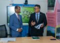 Vertrekkende minister van ROM, Marciano Dasai doet overdracht aan nieuwe minister van Olie en Gas, Patrick Brunings