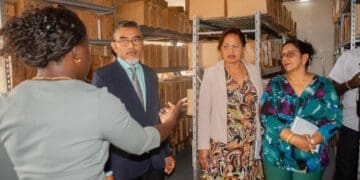 518370056 779091918610347 4418511724694427242 n Minister Stanley Soeropawiro van Grondbeleid en Bosbeheer heeft in het kader van zijn kennismakingstour een werkbezoek gebracht aan het Domeinkantoor, onderdeel van het onderdirectoraat Grondbeleid.