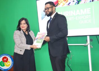 519551293 1147205040774152 872647396136394932 n Met de officiële overhandiging van de Suriname Import–Export Gids heeft het ministerie van Economische Zaken een belangrijke stap gezet richting een efficiënter en transparanter handelsklimaat voor ondernemers in Suriname.