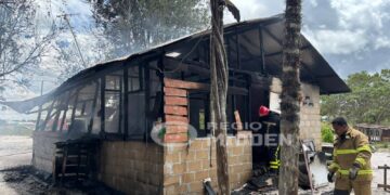 526108537 122278530806011040 7117471022468162298 n In Para is vandaag rond 11 uur een woningbrand uitgebroken in Hollandse Kamp. De brandweer wist erger te voorkomen, maar de schade aan de woning is aanzienlijk...