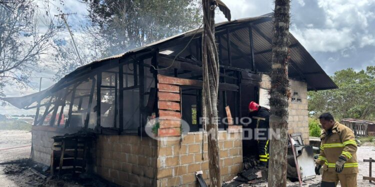 526108537 122278530806011040 7117471022468162298 n In Para is vandaag rond 11 uur een woningbrand uitgebroken in Hollandse Kamp. De brandweer wist erger te voorkomen, maar de schade aan de woning is aanzienlijk...