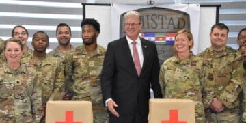 AMISTAD 1 De medische missie AMISTAD 2025 is op donderdag feestelijk afgesloten in het auditorium van het ministerie van Volksgezondheid. Tijdens deze operatie boden Amerikaanse, Surinaamse en Canadese zorgverleners gratis medische diensten aan in verschillende delen van Suriname.