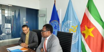AMR 02 Suriname heeft een belangrijke stap gezet in de strijd tegen antibioticaresistentie. Het Academisch Ziekenhuis Paramaribo (AZP) kreeg op 24 juli 2025 twee moderne laboratoriummachines overhandigd, die cruciaal zijn voor snellere en betere diagnoses.