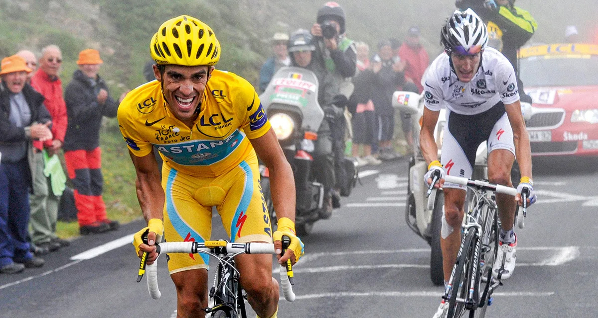 Alberto Contador op weg naar de overwinning in de 17e etappe van de Tour de France 2010.