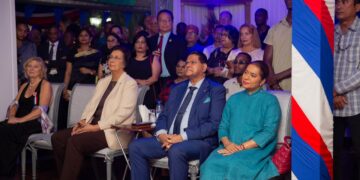 Bastille dag 2025 07 De Franse nationale feestdag, Bastille-dag, is op maandag 14 juli 2025 in Paramaribo feestelijk herdacht op de residentie van de Franse ambassadeur in Suriname en Frans-Guyana, Nicolas de Lacoste. President Chandrikapersad Santokhi en First Lady Mellisa Santokhi-Seenacherry woonden de plechtigheid bij, waarbij de nadruk lag op gedeelde waarden en samenwerking tussen beide landen...