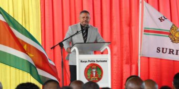 Eijck politiebond Voorzitter van de Surinaamse Politiebond (SPB), Revelino Eijk, heeft minister Harish Monorath van Justitie opgeroepen tot terughoudendheid in publieke uitspraken en te zorgen voor structurele verbetering van de werkomstandigheden binnen het Korps Politie Suriname.