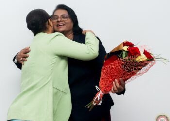 IMG 3486 In een plechtige en emotionele ceremonie heeft het ministerie van Defensie op maandag officieel afscheid genomen van minister Krishna Mathoera. Na vijf jaar van dienst, waarin zij zich met toewijding, visie en leiderschap heeft ingezet voor het ministerie, werd zij door directie, staf en legerleiding bedankt met warme woorden en een militair saluut.