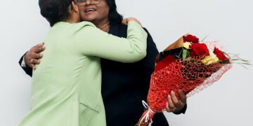 IMG 3486 In een plechtige en emotionele ceremonie heeft het ministerie van Defensie op maandag officieel afscheid genomen van minister Krishna Mathoera. Na vijf jaar van dienst, waarin zij zich met toewijding, visie en leiderschap heeft ingezet voor het ministerie, werd zij door directie, staf en legerleiding bedankt met warme woorden en een militair saluut.