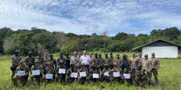 IMG 7575 Gedurende tien dagen werden militairen uit beide landen ondergedompeld in een intensief trainingsprogramma in de Surinaamse jungle. De cursus werd geleid door instructeurs van het Korps Speciale Troepen (KST), de elite-eenheid van het Surinaamse leger. De focus lag op overlevingstechnieken, tactieken in kleine eenheden en het versterken van de onderlinge samenwerking in uitdagend terrein.