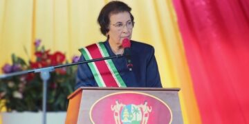 Jennifer Simons president In haar toespraak maakte president Simons direct helder hoe zij de samenwerking met haar kabinet voor zich ziet. “Niemand kan u een opdracht geven namens mij. Of ik geef het u rechtstreeks, of u heeft het zwart-op-wit door mij ondertekend”, stelde het staatshoofd onomwonden.