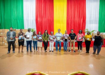 Sociale instellingen ontvangen broodnodige medische verbruiksartikelen via presidentiële commissie 1 MEDIC Twaalf sociale instellingen in Suriname hebben zaterdag 12 juli 2025 medische verbruiksartikelen ontvangen dankzij bemiddeling van de presidentiële commissie die zorginstellingen ondersteunt.