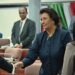 Simons Chan Dat ging een behoorlijk stuk makkelijker dan veel van ons hadden verwacht. In een relatief korte en rustige sessie van het parlement werd tante Jenny zondag gekozen tot president van de Republiek Suriname. De eerste Surinaamse vrouw, die dat ambt mag bekleden. Hiepiepiep!