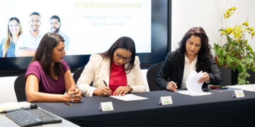 Staatsolie Studiebeurzenfonds RKP06664 Staatsolie Maatschappij Suriname N.V. heeft in verband met haar 45-jarig jubileum op 13 december later dit jaar het ‘45 jaar Staatsolie Studiebeurzenfonds’ (SSf) gelanceerd, een partnerschap met de Nationale Ontwikkelingsbank (NOB).