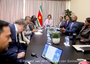 Staatsolietwo 1536x921 1 President Jennifer Geerlings-Simons heeft op dinsdag 29 juli 2025 de directie van Staatsolie ontvangen voor een kennismakings- en informatiesessie op het Kabinet van de President. Tijdens het bezoek werd een uitgebreide presentatie gegeven over de actuele stand van zaken binnen het staatsbedrijf...