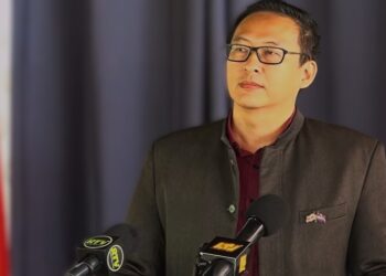 Stephen Tsang OWRO 1 “Het gaat nog zeker vier tot vijf maanden duren voordat het project eindelijk begint met IDB”, zei minister Stephen Tsang van Openbare Werken en Ruimtelijke Ordening aan journalisten voor aanvang van de Raad van Ministers over het asfalteringsproject van Van ’t Hogerhuysstraat.