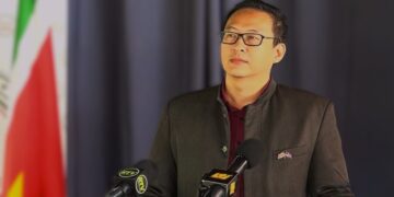 Stephen Tsang OWRO 1 Minister Stephen Tsang van Openbare Werken en Ruimtelijke Ordening (OWRO) zegt dat hij eerst alle relevante informatie zal verzamelen over het omstreden wegenproject aan de Van ‘t Hogerhuysstraat, voordat hij een persconferentie belegt.