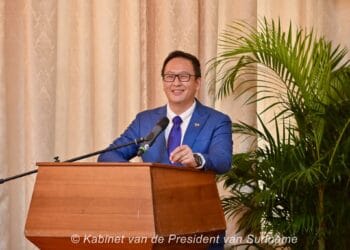 TSANG “Ik ga de bouw van de nieuwe DNA-vergaderzaal onmiddellijk stopzetten”, zei minister Stephen Tsang van Openbare Werken en Ruimtelijk Ordening maandag in D-TV Express...