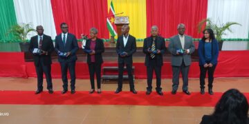 WhatsApp Image 2025 07 08 at 20.52.06 Suriname heeft maandag hulde gebracht aan sleutelfiguren in de strijd tegen malaria. Tijdens een officiële ceremonie ontvingen zij onderscheidingen voor hun inzet die leidde tot de erkenning van Suriname als malariavrij land...