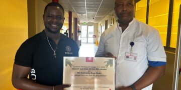 WhatsApp Image 2025 07 22 at 3.53.22 PM Ter gelegenheid van het 85-jarig bestaan van het Surinaams Rode Kruis heeft Suriname Alcoholic Beverages (SAB) een donatie van 80 liter neutrale alcohol gedaan.