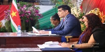 adhin Tijdens een plechtige zitting van De Nationale Assemblee (DNA) op woensdag 16 juli 2025 heeft parlementsvoorzitter Ashwin Adhin het belang van democratische waakzaamheid benadrukt. In zijn eerste officiële toespraak als voorzitter sprak Adhin het parlement, de regering en het Surinaamse volk toe, direct na de beëdiging van president Jennifer Simons en vicepresident Gregory Rusland.