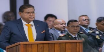 chan dna President Chandrikapersad Santokhi heeft zondag 6 juli in De Nationale Assemblée zijn felicitaties uitgesproken aan de nieuwgekozen president Jennifer Geerlings-Simons en vicepresident Gregory Rusland. Tijdens zijn toespraak blikte hij terug op zijn regeerperiode en riep hij op tot nationale eenheid.