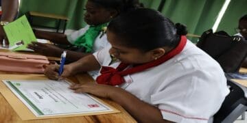 covab student Het EFS College COVAB heeft vrijdag 11 juli 2025 tijdens een feestelijke ceremonie in Paramaribo diploma’s uitgereikt aan 61 zorgprofessionals die hun opleiding in de eerste helft van dit jaar hebben afgerond.