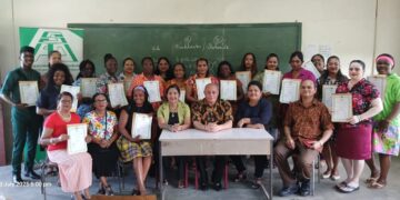 foto Wroko 1 Het landelijk project ‘Wroko Foe Mek Moni’ heeft opnieuw vruchten afgeworpen. In Magenta ontvingen 21 deelnemers hun certificaat voor de training Textiele Werkvormen, verzorgd door de Stichting Arbeidsmobilisatie en Ontwikkeling (SAO)...