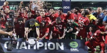 imt kampioen Het tweede seizoen van de Suriname Major League (SML) kende een verrassende ontknoping: Inter Moengotapoe eindigde in het reguliere seizoen als vijfde, maar wist toch, via de play-offs, de landstitel 2025 te pakken. Lang werden Transvaal, Robinhood, Leo Victor en Voorwaarts gezien als de grote, traditionele clubs van Suriname. Inter heeft nu weer laten zien dat die zienswijze eigenlijk achterhaald is.