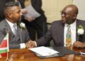 Juspol minister Harish Monorath en Kenneth Amoksi die de leiding heeft overgedragen. Foto: minister JusPol