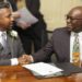 Juspol minister Harish Monorath en Kenneth Amoksi die de leiding heeft overgedragen. Foto: minister JusPol
