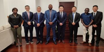 powerchina NH Een delegatie onder leiding van vicepresident Cao Xinsheng van het energiebedrijf PowerChina heeft een beleefdheidsbezoek gebracht aan minister David Abiamofo van Natuurlijke Hulpbronnen (NH).
