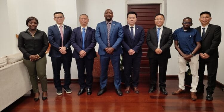 powerchina NH Een delegatie onder leiding van vicepresident Cao Xinsheng van het energiebedrijf PowerChina heeft een beleefdheidsbezoek gebracht aan minister David Abiamofo van Natuurlijke Hulpbronnen (NH).