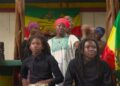 Een fragment uit de muziekvideo "No kisi bigi ai" van Princess I-bora (midden)