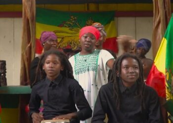 Een fragment uit de muziekvideo "No kisi bigi ai" van Princess I-bora (midden)