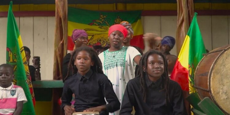 Een fragment uit de muziekvideo "No kisi bigi ai" van Princess I-bora (midden)