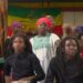 Een fragment uit de muziekvideo "No kisi bigi ai" van Princess I-bora (midden)