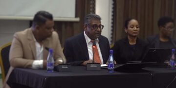 raghoebarsing laatste persconf "Blijf af van de internationale reserves", waarschuwde minister Stanley Raghoebarsing van Financiën en Planning tegen de komende regering.