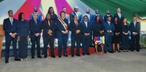 regering simons a Het gonst van de geruchten in de Surinaamse samenleving, zowel binnen de zogenaamde intellectuelen als het gewone volk. Sommigen vinden dat slechts enkele ministers geschikt zouden zijn voor hun functie, anderen de helft en weer een ander deel een kwart, etc. Waaraan zou dat kunnen liggen?