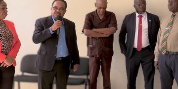 rusland dag1 Op de verschillende ministeries van het kabinet Simons-Rusland heeft de overdracht van macht vandaag plaatsgevonden. De vicepresident van de republiek Suriname Gregory Rusland neemt vandaag officieel het roer over als voorzitter van de ministerraad.