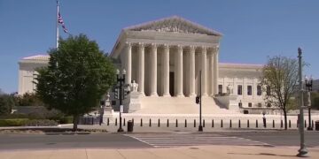 supreme court Het Amerikaanse Hooggerechtshof heeft dinsdag de weg vrijgemaakt voor president Donald Trump om zijn plannen voor een grootschalige reorganisatie van de federale overheid door te zetten. De uitspraak kan leiden tot tienduizenden ontslagen en een fundamentele herschikking van het overheidsapparaat.