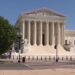 supreme court Het Amerikaanse Hooggerechtshof heeft dinsdag de weg vrijgemaakt voor president Donald Trump om zijn plannen voor een grootschalige reorganisatie van de federale overheid door te zetten. De uitspraak kan leiden tot tienduizenden ontslagen en een fundamentele herschikking van het overheidsapparaat.