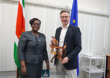 1000236252 1536x1023 1 Minister Adelien Wijnerman van Financiën en Planning heeft dinsdag EU-ambassadeur René van Nes ontvangen voor een kennismakingsgesprek waarin de bestaande en toekomstige samenwerking tussen Suriname en de Europese Unie centraal stond.