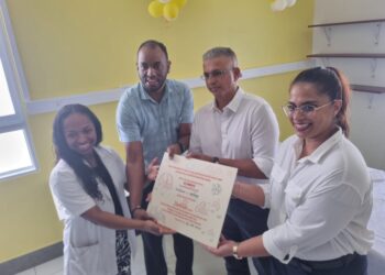 1754668991778blob Subisco International N.V. heeft in het kader van ‘Celebrating 41 years of growth, partnership and success,’ haar jubileum gevierd met de officiële ingebruikname van Kamer 37 op de afdeling Gynaecologie in het Sint-Vincent Ziekenhuis. "Deze kamer is met zorg gerenoveerd voor een warm en comfortabel herstel", staat op het plakkaat.