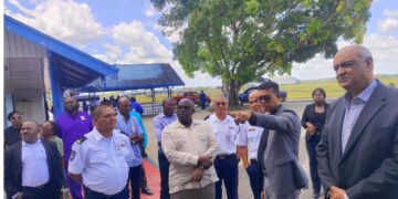 2 Minister Raymond Landveld heeft vrijdag bij een bezoek aan het Luchthavenbeheer op de Johan Adolf Pengel Luchthaven poolshoogte genomen van de situatie...