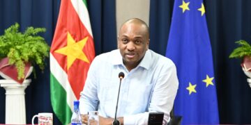 2025.08.04 BIS 01 Werkbespreking EU Minister Bouva Minister Melvin Bouva heeft op maandag 4 augustus 2025 een onderhoud gehad met de EU-ambassadeur René van Nes over het verdiepen van de samenwerking en het aanpakken van urgente uitdagingen zoals luchtvaartveiligheid en visserijregelgeving...