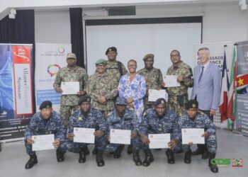 3107 1 1536x1024 1 In het kader van regionale samenwerking en toekomstige inzetbaarheid in Haïti, hebben 26 leden van het Nationaal Leger en het Korps Politie Suriname (KPS) met succes een meertalige taaltraining afgerond.